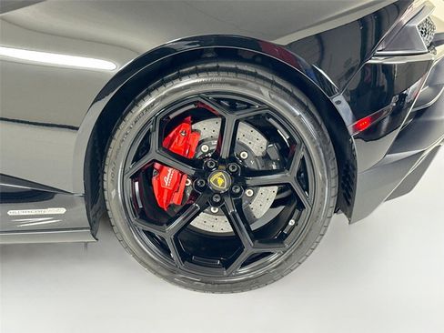Used 2020 Lamborghini Huracan EVO image 35