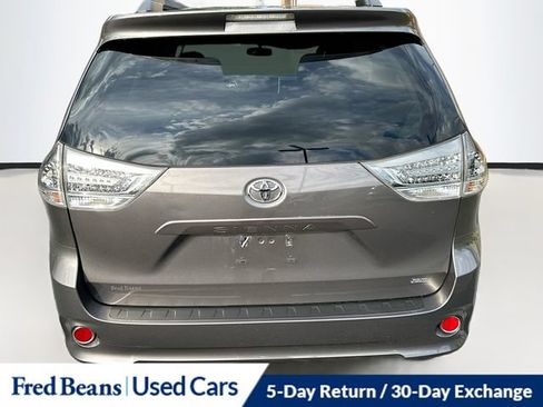Used 2016 Toyota Sienna SE Premium w/ Four Season Floor Mat Package FWD image 7