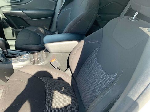 Used 2019 Jeep Cherokee Latitude w/ Popular Appearance Group FWD image 17