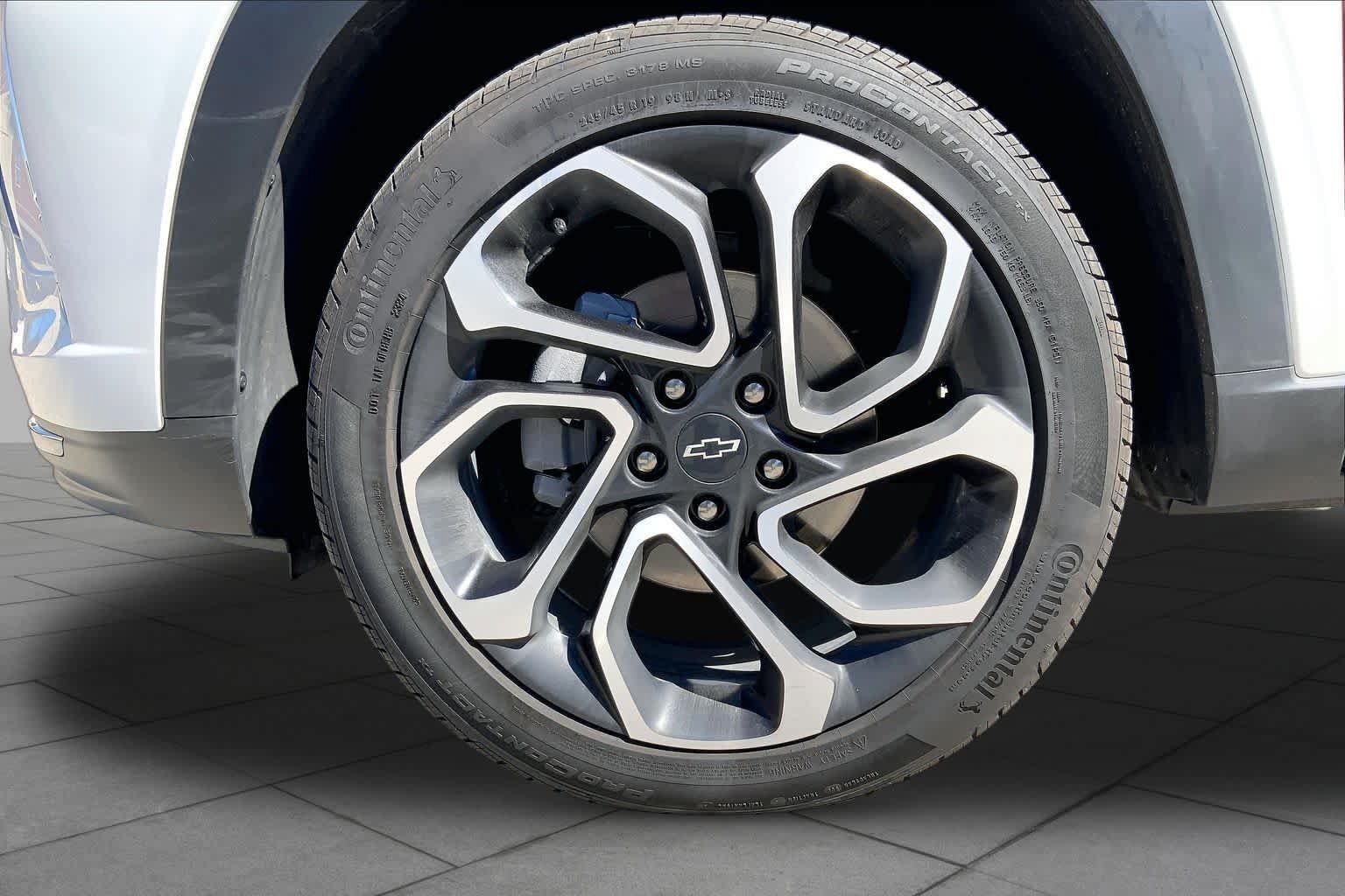 Used 2025 Chevrolet Trax RS w/ Sunroof Package FWD image 11
