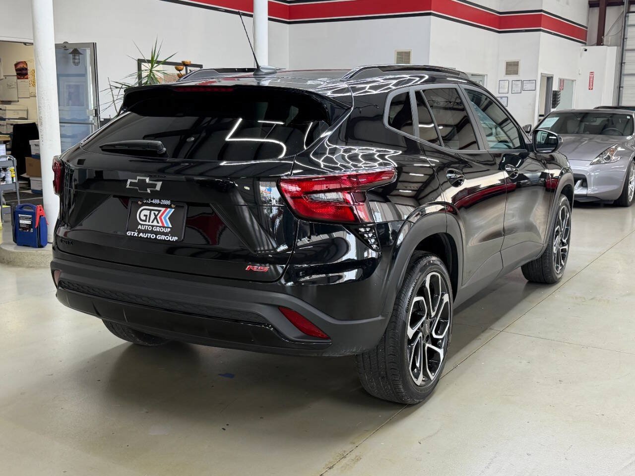 Used 2025 Chevrolet Trax RS w/ Sunroof Package FWD image 2