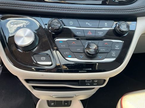Used 2018 Chrysler Pacifica Limited FWD image 23