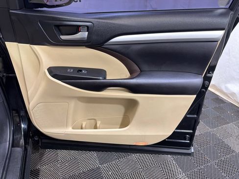 Used 2016 Toyota Highlander XLE AWD/4WD image 9
