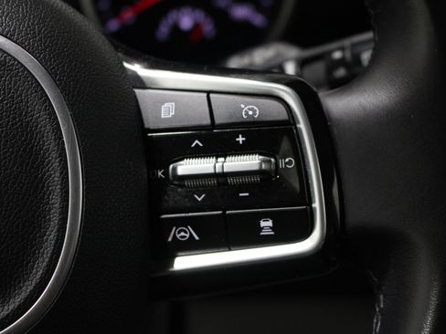 Used 2023 Kia Carnival EX FWD image 12