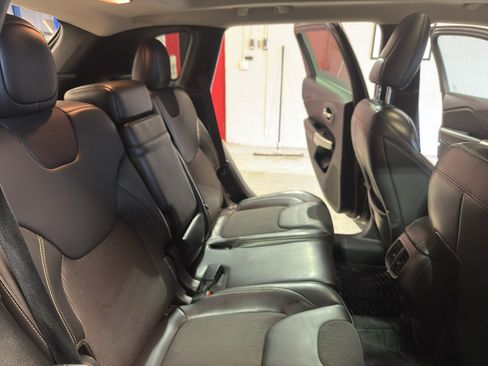 Used 2018 Jeep Cherokee Latitude Plus w/ Comfort/Convenience Group image 24