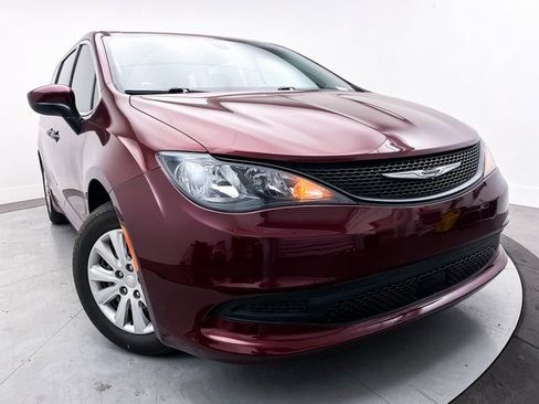 Used 2021 Chrysler Voyager L image 3