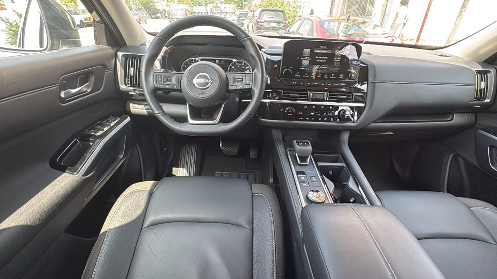 Used 2025 Nissan Pathfinder SL AWD/4WD image 28