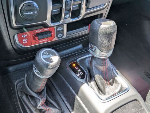 Used 2021 Jeep Wrangler Unlimited Rubicon w/ Cold Weather Group AWD/4WD image 15