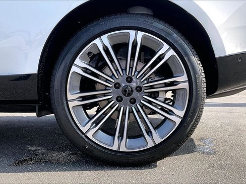 New 2026 Land Rover Range Rover Long Wheelbase SE image 18