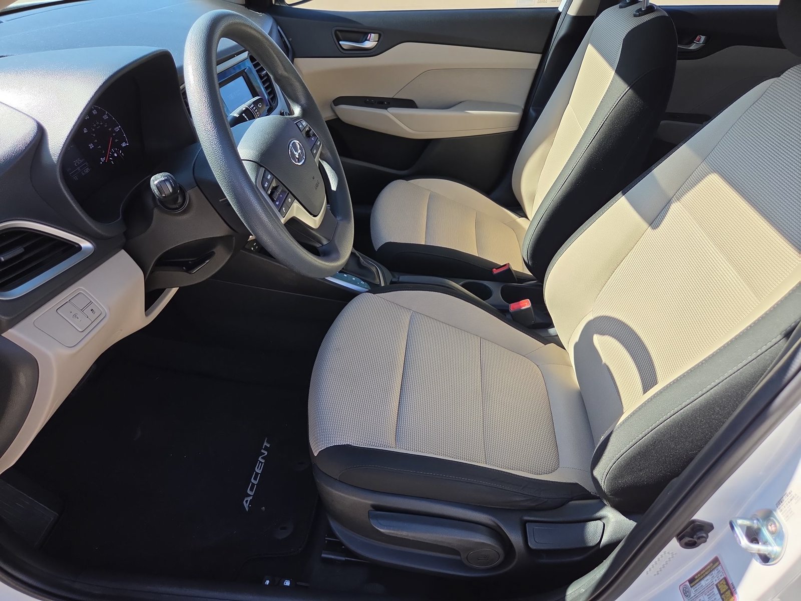 Used 2020 Hyundai Accent SE w/ Cargo Package FWD image 18