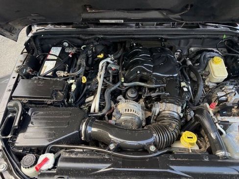 Used 2014 Jeep Wrangler Unlimited Sahara image 32