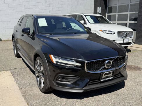 Certified 2024 Volvo V60 B5 Cross Country Ultimate w/ Protection Package Premier AWD/4WD image 1