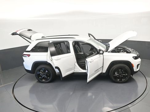 Used 2024 Jeep Grand Cherokee Altitude image 69