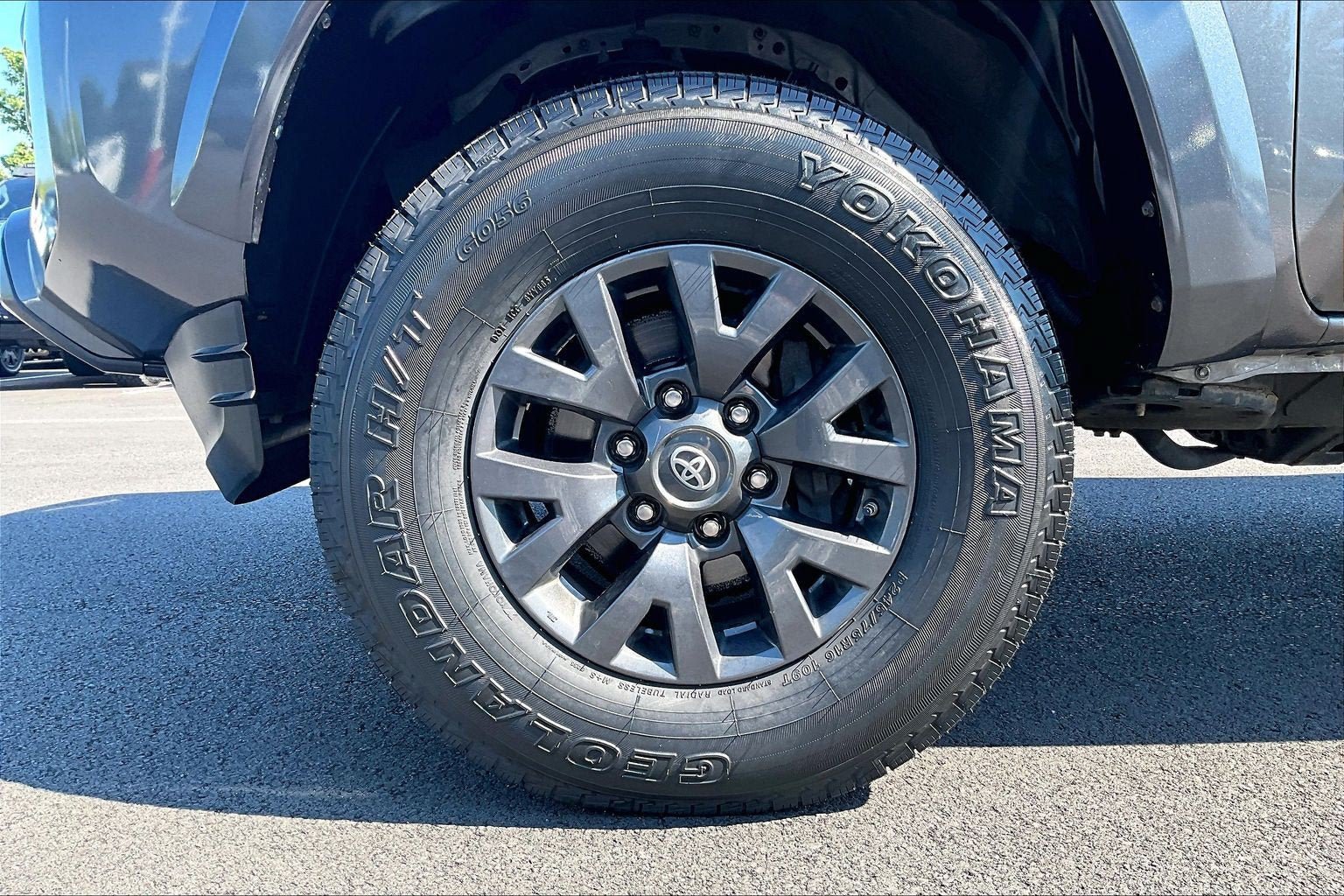 Used 2020 Toyota Tacoma SR5 w/ SR5 Appearance Package (SM) AWD/4WD image 9