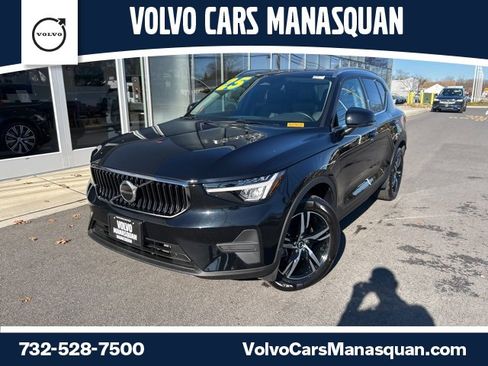Certified 2025 Volvo XC40 B5 Core image 1