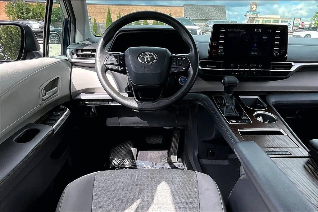 Used 2022 Toyota Sienna LE FWD image 13