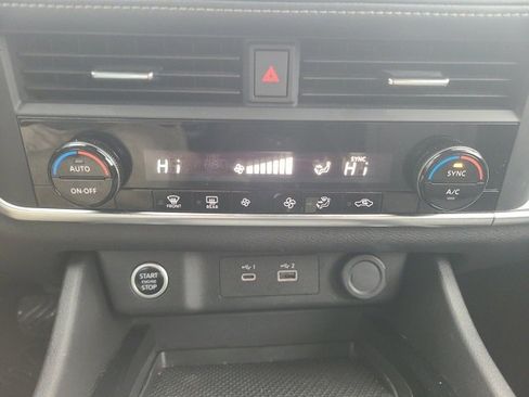 Used 2023 Nissan Rogue SV image 27