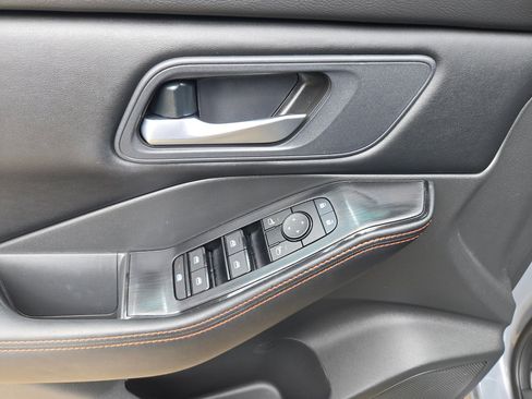 Certified 2025 Nissan Rogue SV AWD/4WD image 12