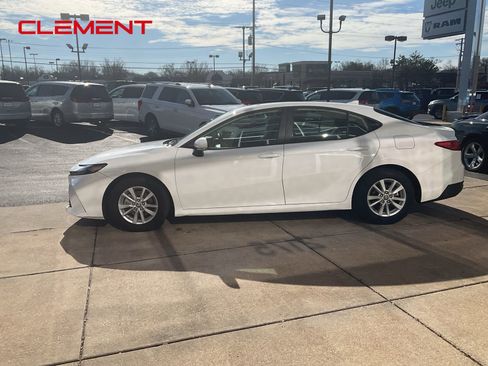 Used 2025 Toyota Camry LE image 2