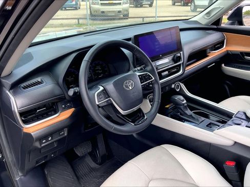 Used 2025 Toyota Grand Highlander FWD image 17