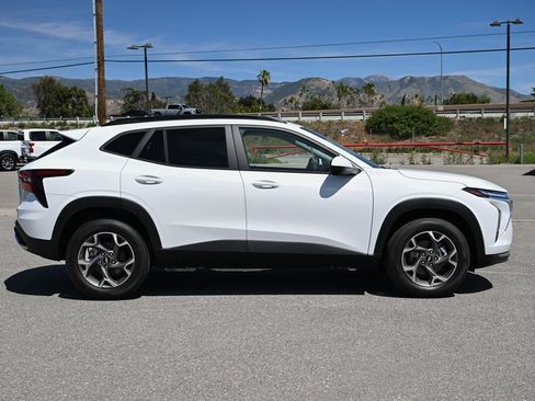 Used 2026 Chevrolet Trax LT w/ Sunroof Package FWD image 3