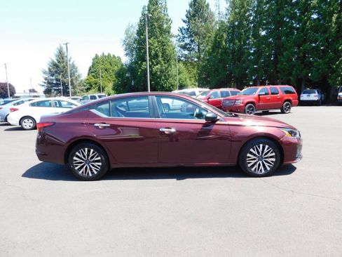 Used 2025 Nissan Altima 2.5 SV FWD image 18