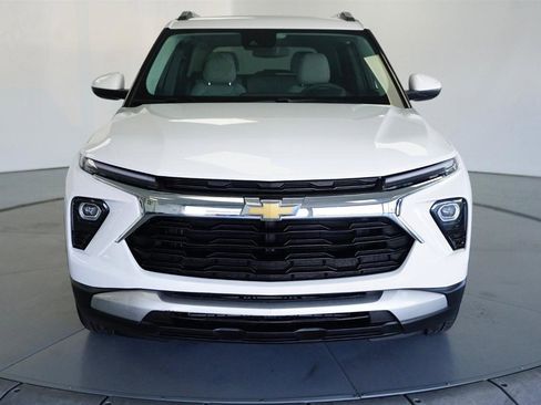 Used 2025 Chevrolet TrailBlazer LT image 2