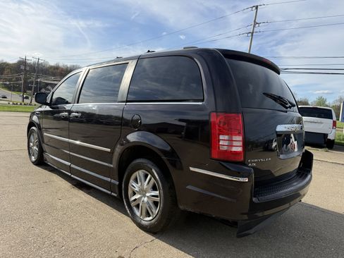 Used 2010 Chrysler Town & Country Limited image 4