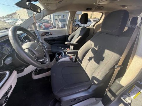 Used 2019 Chrysler Pacifica Touring Plus w/ Tire & Wheel Group image 15