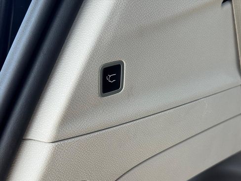 Used 2024 Chrysler Pacifica Touring-L FWD image 6