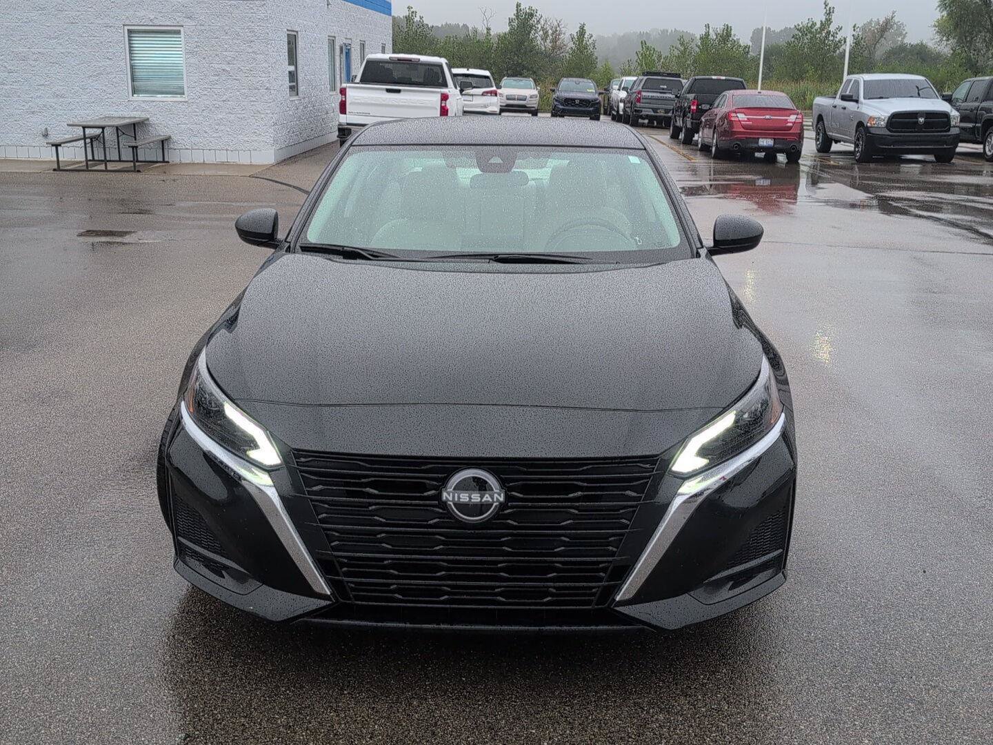 Used 2025 Nissan Altima 2.5 SV FWD image 11