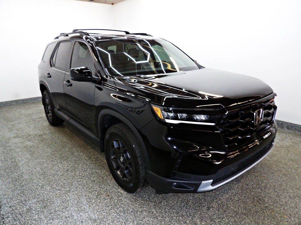 Used 2025 Honda Pilot TrailSport image 3
