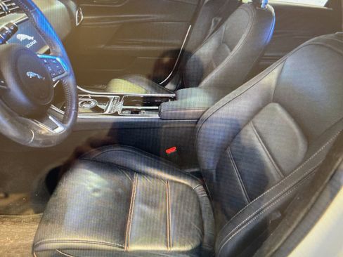 Used 2019 Jaguar XE Prestige image 11