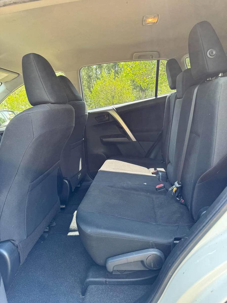 Used 2018 Toyota RAV4 LE FWD image 10