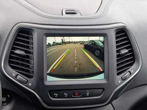 Used 2023 Jeep Cherokee Altitude Lux image 13