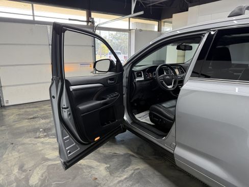 Used 2016 Toyota Highlander XLE AWD/4WD image 10
