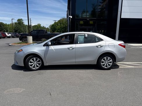 Used 2016 Toyota Corolla LE FWD image 2