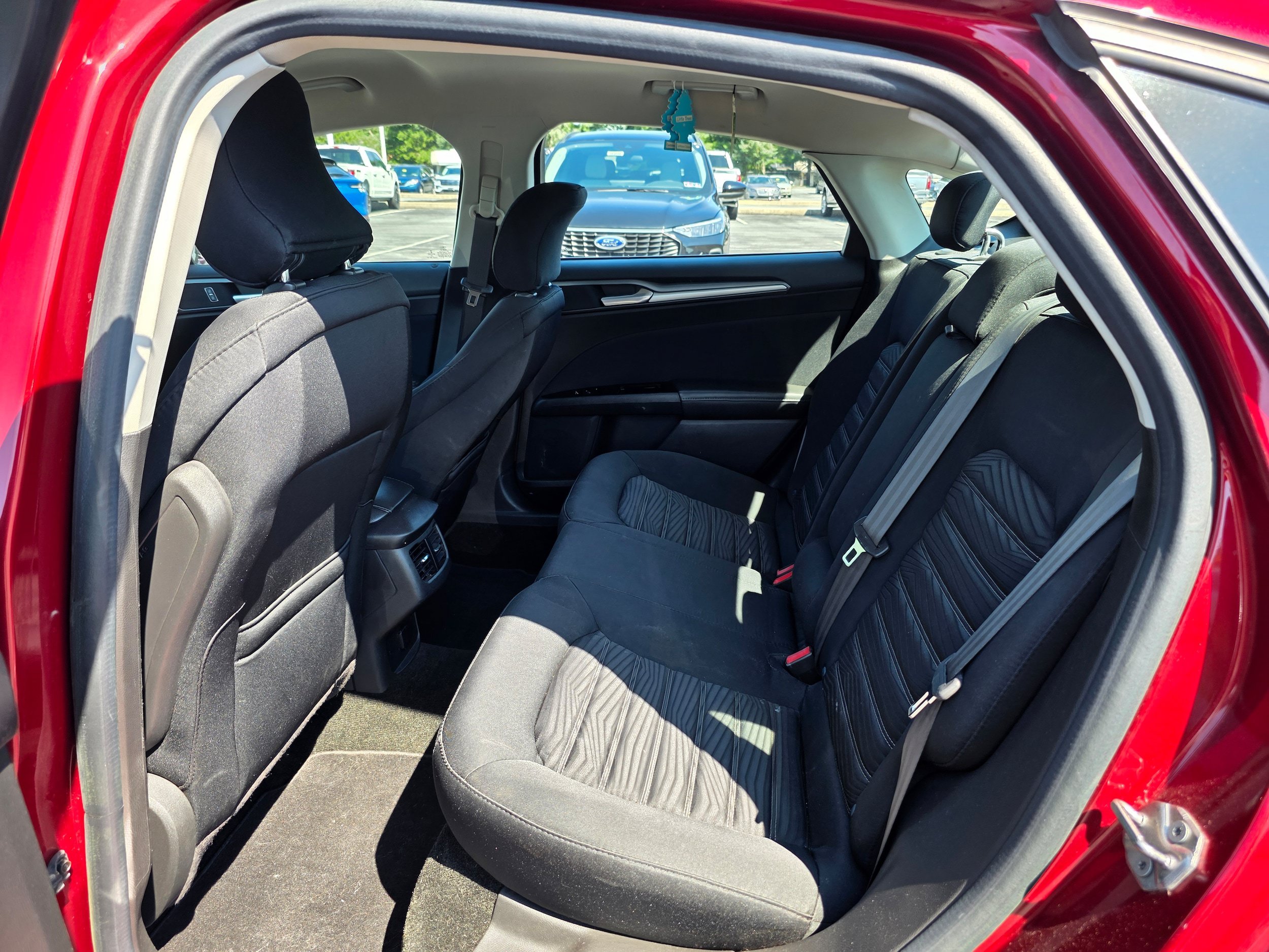Used 2016 Ford Fusion SE FWD image 10