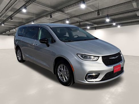 Used 2024 Chrysler Pacifica Touring-L image 2