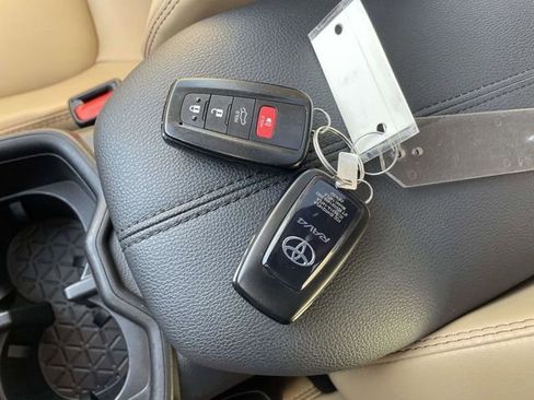 Used 2023 Toyota RAV4 XLE Premium image 33