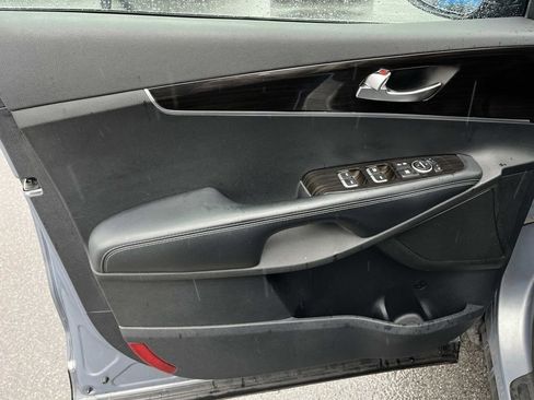 Used 2019 Kia Sorento L image 24