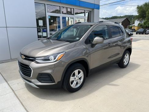 Certified 2022 Chevrolet Trax LT w/ LT Convenience Package AWD/4WD image 1