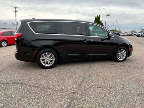 Used 2025 Chrysler Pacifica Select FWD image 6