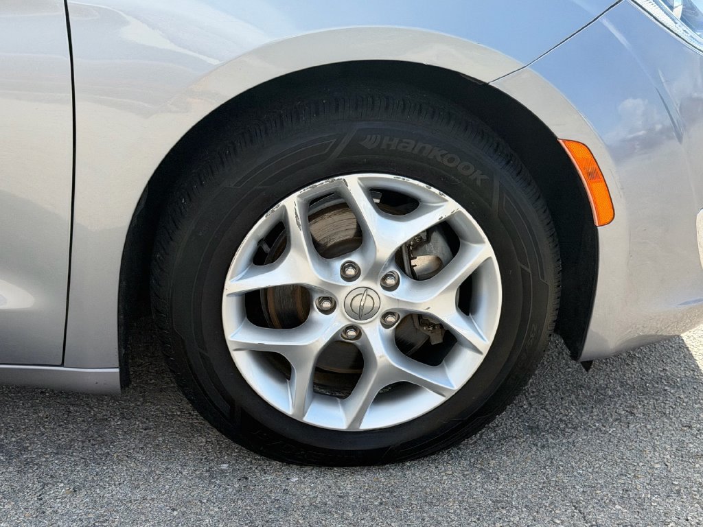 Used 2020 Chrysler Pacifica Touring-L w/ Tire & Wheel Group FWD image 9