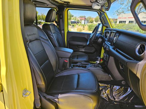 Used 2023 Jeep Wrangler Unlimited Sahara w/ Cold Weather Group AWD/4WD image 32