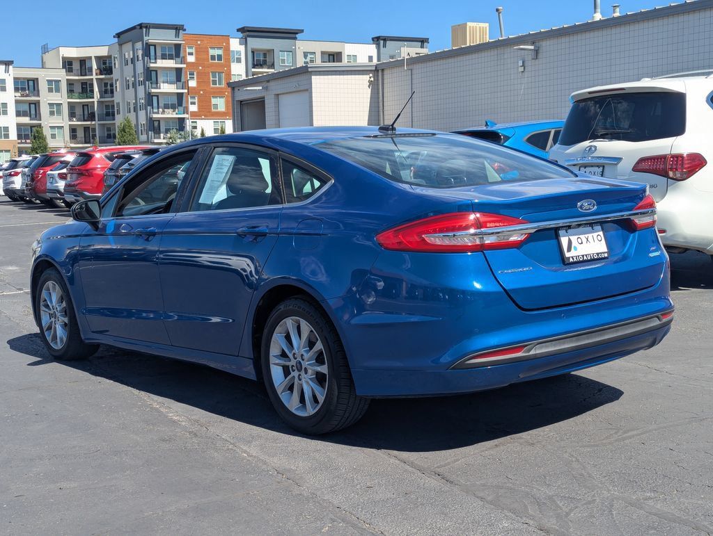 Used 2017 Ford Fusion SE w/ Fusion SE Technology Package FWD image 7