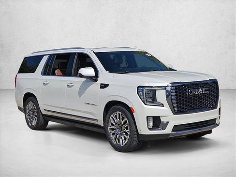 Used 2023 GMC Yukon XL Denali Ultimate AWD/4WD image 3