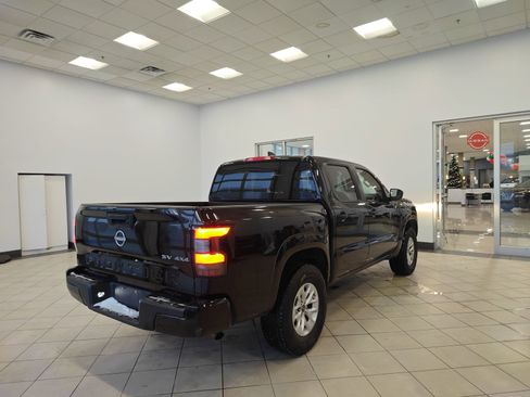 Used 2024 Nissan Frontier SV image 3