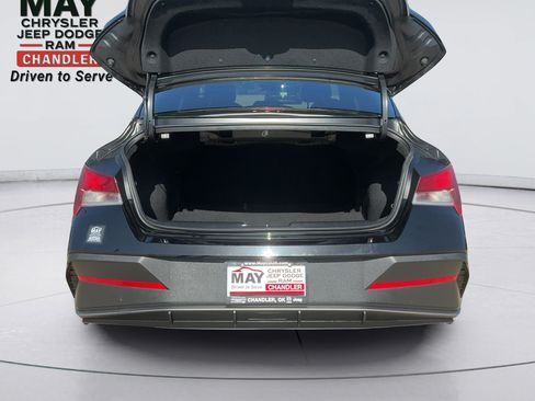 Used 2025 Hyundai Elantra SE FWD image 13
