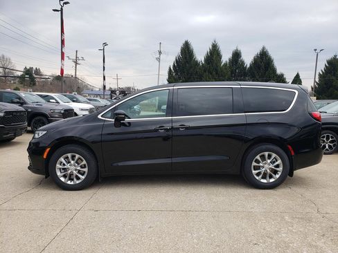 New 2026 Chrysler Pacifica Select image 7